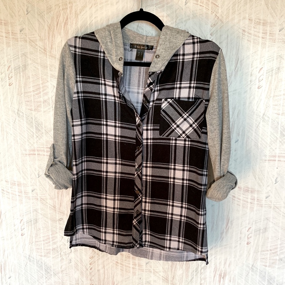 Flannel in great condition! Super comfortable, adjustable sleeves.